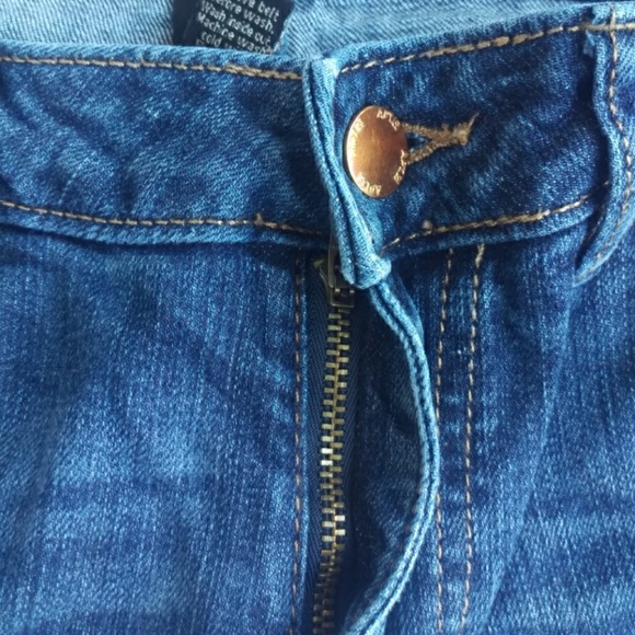 Apt 9 denim modern style Jean shorts - Picture 3 of 5